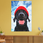 Gelukkige Labrador in een rode muts onder een blau Canvas Afdruk (Insitu (Woonkamer))