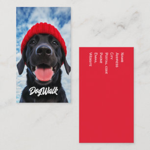 Gelukkige Labrador in een rode muts onder een blau Visitekaartje