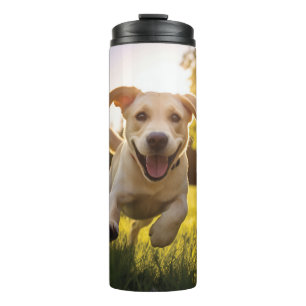 Gelukkige Labrador Puppy Running Thermosbeker
