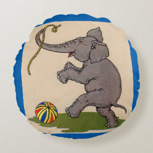 gelukkige olifant speelt met touw en bal rond kussen