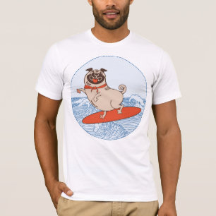 Gelukkige pug-hond op surfplank T-shirt