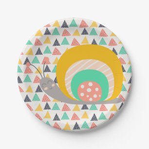 Gelukkige slak op driehoeken papieren bordje