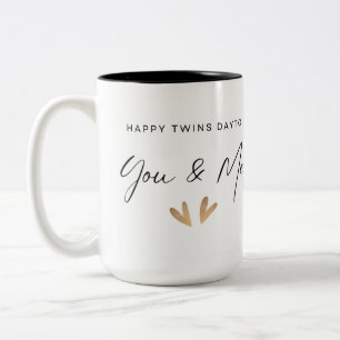 Gelukkige tweelingdag van de ene tweeling naar de tweekleurige koffiemok