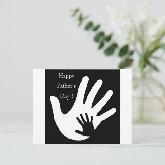 Gelukkige Vaderdag met de handen van vader en kind Briefkaart (Staand voorkant)