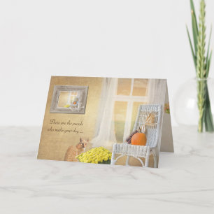 Gelukkige verjaardag-kat met herfst pompoen en raa kaart