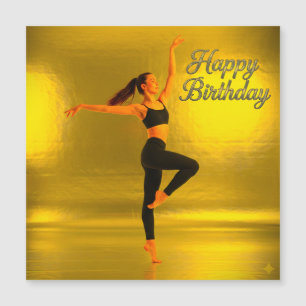 GELUKKIGE VERJAARDAG MET EEN DANSENDE VROUW