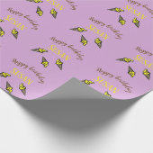 Gelukkige verjaardagsgele ijsjes op paarse cadeaupapier (Hoek)