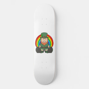 Geluks Leprechaun met Regenboog Pot met Goud Skateboard