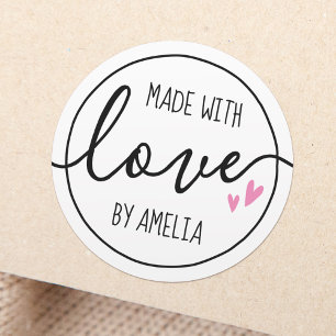 Gemaakt met liefdesroze harten, aangepaste naam ronde sticker
