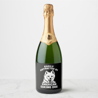 Gemakkelijk afgeleid door Amerikaanse Eskimo honde Sparkling Wijnetiket