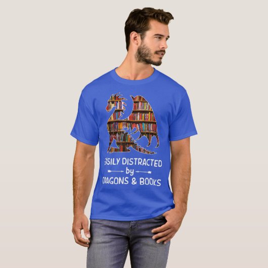 gemakkelijk afgeleid door Dragon en Boeken nerds T-shirt (Voorkant volledig)