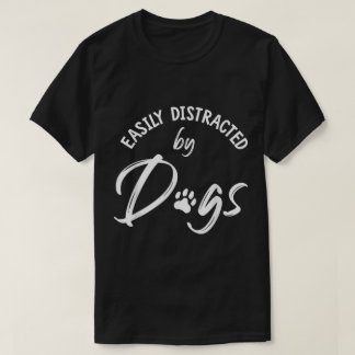 Gemakkelijk afgeleid door grappige hondenhuisdierl t-shirt