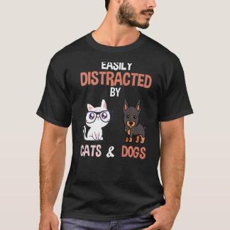 Gemakkelijk afgeleid door katten en honden t-shirt