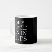 Gemakkelijk afgeleid door kilts in Schotse Ierse K Koffiemok (Voorkant links)