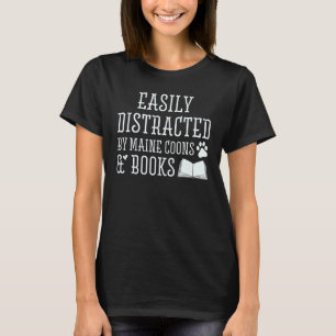 Gemakkelijk afgeleid door Maine Coons en boeken T-shirt