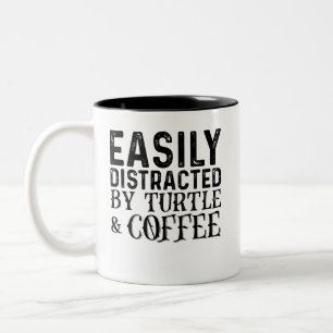 Gemakkelijk Afgeleid Door Schildpad En Koffie Tweekleurige Koffiemok