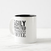 Gemakkelijk verstoord door paraketten en koffie tweekleurige koffiemok (Voorkant links)