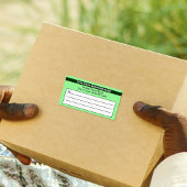 Gemarkeerde merknaam op lichtgroene verzending etiket