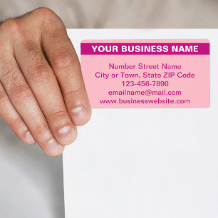 Gemarkeerde merknaam op roze verzendlabel