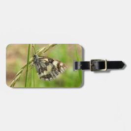 Gemarmerde witte vlinder op gras bagagelabel