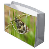 Gemarmerde witte vlinder op gras groot cadeauzakje (Achterkant Gekanteld)