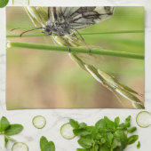 Gemarmerde witte vlinder op gras theedoek (Gevouwen)