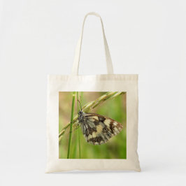 Gemarmerde witte vlinder op gras tote bag
