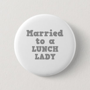 GEMARRIEERD NAAR EEN LUNCH LADY RONDE BUTTON 5,7 CM