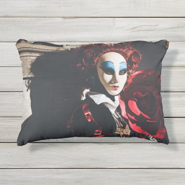 Gemaskerde vrouw in Venetiaans carnaval Buitenkussen (Voorkant)