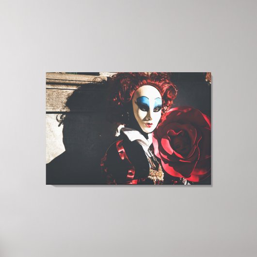Gemasqueerde vrouw in Venetiaans carnaval Canvas Afdruk (Voorkant)