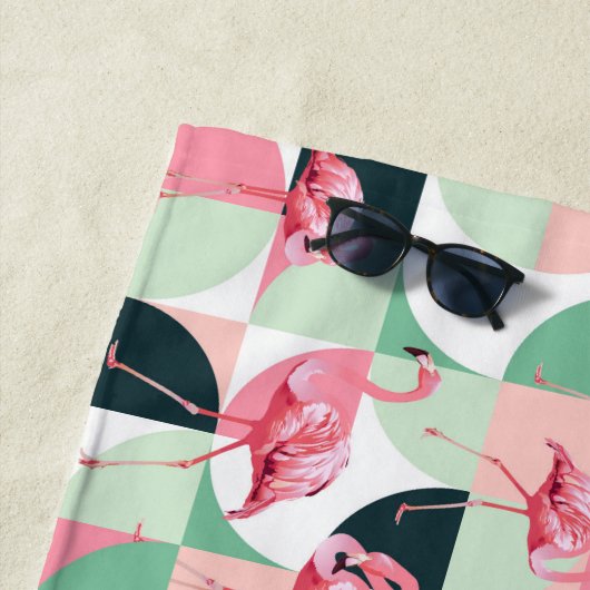 Gematigd Roze Flamingo Geometric Girly Persoonlijk Strandlaken (In situ)