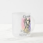 Gémeaux au sujet de vous tasse (Devant droit)