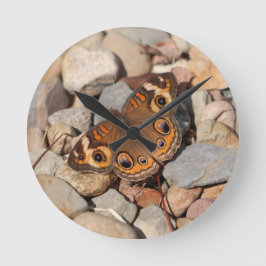 Gemeenschappelijke Buckeye Butterfly op River Rock Ronde Klok