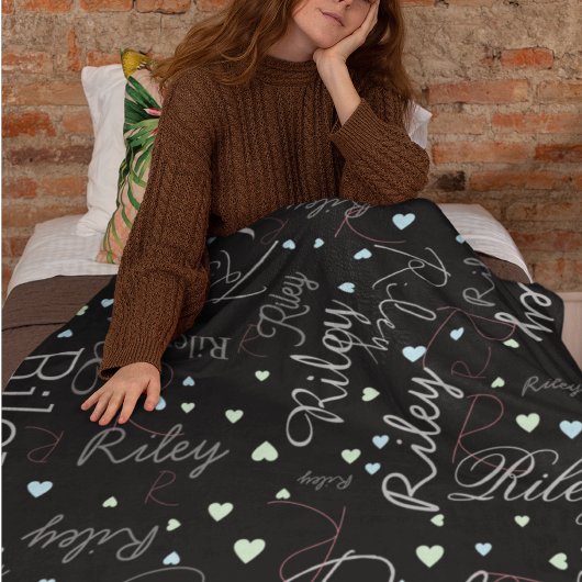 Gemengde namen initialen en harten gerepliceerd fleece deken