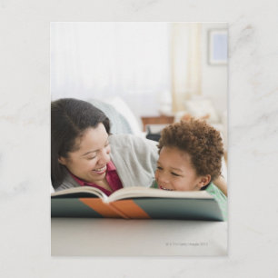 Gemengde rassene moeder lezen boek aan zoon briefkaart