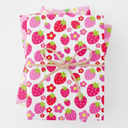 Gemengde roze en rode zomeraardbeien en bloemen inpakpapier vel (In situ)