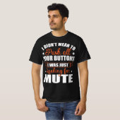 Gemiddelde Duw Buttonnen die Stomme Funny Quote zi T-shirt (Voorkant volledig)