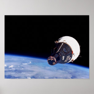 Gemini 7 orbiting Earth, bekeken vanuit Gemini 6A Poster