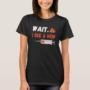 Geneesmiddel op injectiespuit Wacht tot u een huid T-shirt
