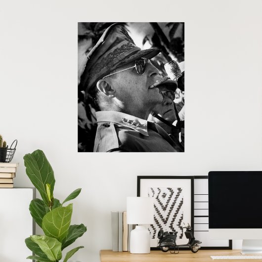 Generaal Douglas MacArthur met Corncob Pipe Poster (Thuiskantoor)