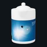 Genèse - Lumière Et Ténèbres<br><div class="desc">Image stylisée dans les tons bleus et blanc de la Terre et de la Lune rétroéclairée par le soleil. Une traduction anglaise de Genèse 1:4 qui disait "Dieu a vu que la lumière était bonne, et Dieu a divisé la lumière de l'obscurité" apparaît également en bleu et blanc éclatant.</div>
