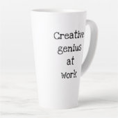 Génie créatif au travail Latte Mug (Angle droit)