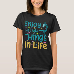 Geniet van de kleine dingen in biologie bioloog t-shirt