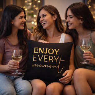 Geniet Van Elk Moment Goud Typografie Zwart Kussen