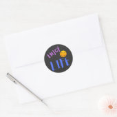 Geniet van het leven en denk positief ronde sticker (Envelop)