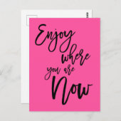 Geniet van waar je nu bent Quote Black Script Pink Briefkaart (Voorkant / Achterkant)