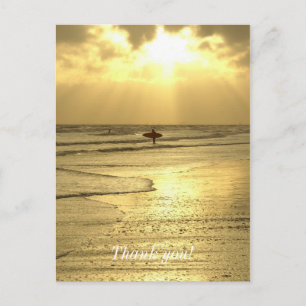 Genietend van het strand bij zonsondergang briefkaart