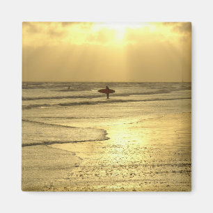 Genietend van het strand bij zonsondergang magneet