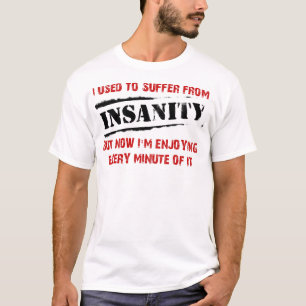 Genietend van krankzinnige grappige T-shirt