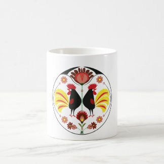 Gens polonais avec les coqs décoratifs, tasse